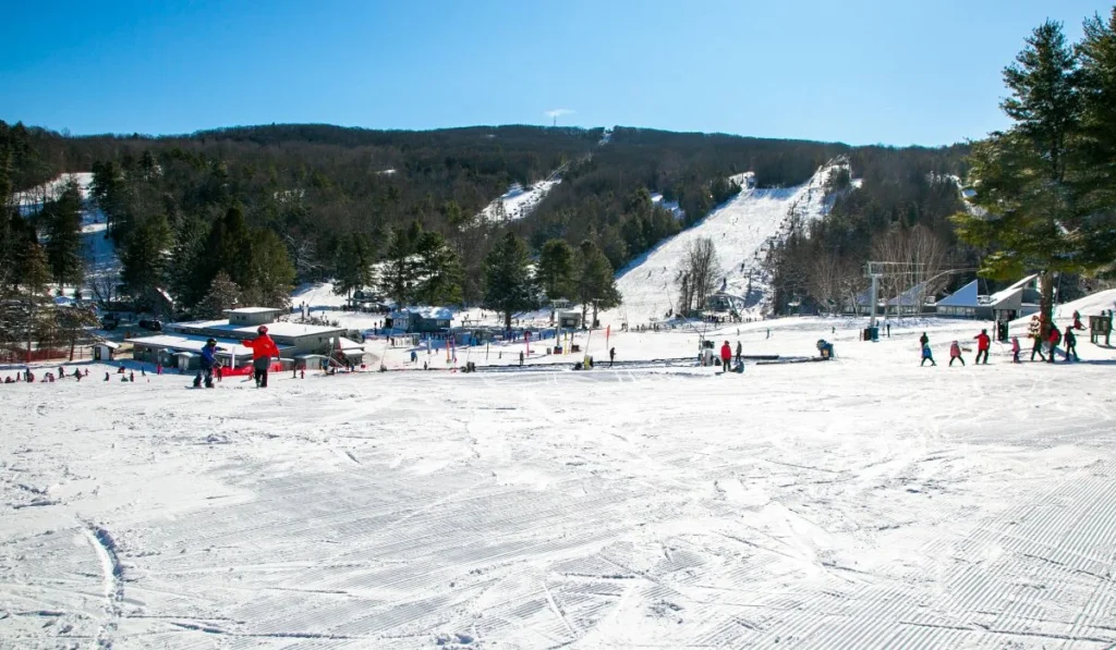 Find the best places to ski in the Northeast, from New York and the Poconos to Vermont, New Hampshire, Maine, Massachusetts, and Connecticut.